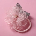 Détail d'un bandeau fleur en maille rose pour bébé avec bande nylon douce et pétales 3D - Rose Clair