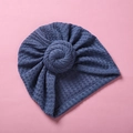 Dettaglio del turbante blu a nido d'ape per neonati con nodo a ciambella su rosa - Blu Reale