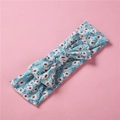 Détail du bandeau fleuri pour bébé en tissu de coton extensible doux bleu clair - Fond Bleu Petites Fleurs