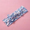 Détail du bandeau extensible en coton bleu à fleurs pour bébé avec un grand nœud - Fleur De Coton Bleu Ciel