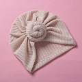Detail von Baby Turban Hut in Rosa Waffelstrick mit weichem Stretch-Donut-Knoten-Design - Beige