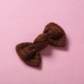 Détail d'une pince à cheveux avec nœud en tricot marron foncé et texture crochetée - 10*6 cm / Café