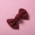 Détail d'une barrette à nœud en tricot bordeaux avec texture gaufrée pour enfants - 10*6 cm / Bordeaux