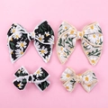 4er-Set beige und schwarze Leinen-Haarschleifen mit Gänseblümchen-Stickerei für Mädchen - Zufällige Farbe