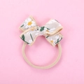 Detail van geborduurde madeliefjes op linnen baby hoofdband met zachte nylon band - Klein / Beige