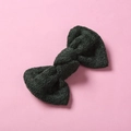 Vue détaillée d'une barrette nœud tricoté vert foncé avec texture en laine douce - 10*6 cm / Vert foncé
