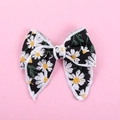 Detailansicht der schwarzen Haarschleife mit Gänseblümchen-Stickerei und genähten Kanten - Groß / Schwarz