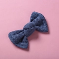 Détail de la pince à cheveux noeud bleu foncé avec texture de tricot en nid d'abeille - 10*6 cm / Bleu foncé