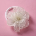 Gros plan détaillé de grands bandeaux fleurs en organza blanc avec des bandes en nylon - crème