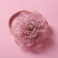 Détail d'un bandeau à fleurs en mousseline rose avec des pétales et une bande nylon - Rose Poudré