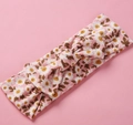 Bandeau bébé à motif floral rose avec marguerites et nœud élastique ultra doux - Fond Rose Petites Fleurs Blanches