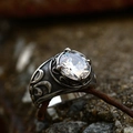 Vintage Edelstahlring mit saphirblauem Edelstein und filigranen Reben-Gravuren - Weißer Strass