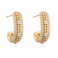 Dettaglio degli orecchini a cerchio a forma di C placcati in oro 18K con zirconi lucidi - Stile Oro (46000)