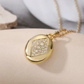 Dettaglio della collana ovale placcata in oro 18K con inserti in zirconi scintillanti - Stile Zirconia Griglia a Diamante Ovale (25167)