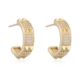 Detalle de pendientes de aro bañados en oro de 18K con pavé de circonitas y remaches chic - Estilo de Remache Geométrico (46012)