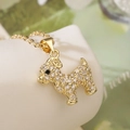 Dettaglio di una collana con ciondolo a forma di cane placcata oro 18K con zirconi - Stile Cane Teddy (25192)