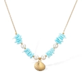 Collar de concha dorada con piedras azules y perlas blancas en fondo blanco - Estilo de Concha Azul (25218)