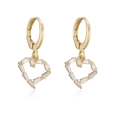 Dettaglio macro di orecchini a cuore placcati oro con zirconi a taglio baguette - Stile Cuore Oro (46077)