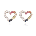 Detail van 18K vergulde hart oorknopjes met witte parels en kleurrijke edelstenen - Regenboogverloop Parel Stijl (46086)