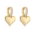 Detalle de pendientes de corazón bañados en oro con pavé de circonitas brillantes - Estilo Espejo Pulido (46079) / Dorado