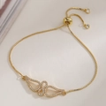 Detailaufnahme des 18K vergoldeten Flügel-Armbands mit funkelnden Zirkonia-Akzenten - Flügel-Stil (32313)