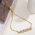Detail eines verstellbaren 18K vergoldeten Zirkon-Armbands mit gedrehtem Schieberiegel - Twist-Stil (32315)