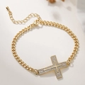 Detailansicht eines 18K vergoldeten Kubanischen Kettenarmbands mit Zirkonia-Kreuzanhänger - Horizontales Kreuz Modell (32353)