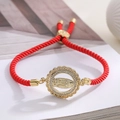 Pulsera de cuerda roja con colgante de María chapado en oro 18K y circonitas brillantes - Estilo Estatua Virgen María Borde Ondulado (32344)