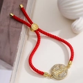 Detalle de pulsera de cordón rojo con colgante de Virgen María en oro 18K y circón - Estilo Relieve Virgen María Pavé Circonia (32345)