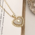 Collar de doble corazón dorado con circonitas brillantes en una cadena cruzada clásica - Estilo Pavé de Corazón Miniatura (25364)