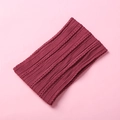 Vista detallada de la diadema para bebé de nailon jacquard rojo oscuro con suave punto de trenza - 15.5*8.5cm / Burdeos