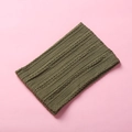 Detalle de textura de punto del calentador de cuello invierno verde oliva en rosa - 15.5*8.5cm / Verde Militar