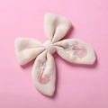 Détail de la pince à cheveux noeud en coton beige avec broderie cygne rose et couronne argent - Beige
