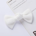 Dettaglio del fermaglio per capelli a fiocco in maglia a nido d'ape bianca testurizzata - Fiocco Trama Waffle / Bianco