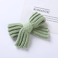 Détail du nœud papillon tricoté vert clair présentant une texture en laine et design doux - Vert Émeraude