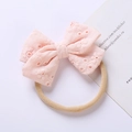 Dettaglio del fiocco in cotone rosa con ricamo traforato su fascia in nylon morbido - 7.5*5.5 cm / Rosa Chiaro