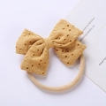 Dettaglio della fascia con fiocco in cotone giallo senape con ricamo floreale bianco - 7.5*5.5 cm / Giallo Zenzero