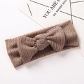 Détail du bandeau bébé avec nœud tricoté marron vintage sur tissu jacquard doux - 17x7cm / Marron