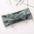 Dettaglio della fascia per neonati in maglia a coste verde salvia con fiocco - 17x7cm / verde scuro