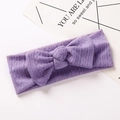 Dettaglio della fascia neonata a coste viola chiaro con grande fiocco in maglia - 17x7cm / Viola