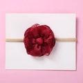 Bandeau bébé en nylon avec grande fleur en résille bordeaux et élastique beige doux - Fleur en Maille Superposée Bordeaux (3)