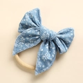 Dettaglio fiocco in cotone floreale azzurro su morbida fascia in nylon per neonati - 10*10 cm / Fiore in Denim