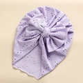 Nahaufnahme der hellvioletten Baby-Turbanmütze mit Spitze und Schleifendetail - Lila