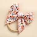 Dettaglio della fascia floreale con fiocco, fascia in nylon morbido e bordi rosa - 10*10 cm / Fiore Arancione