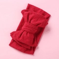 Detail eines roten gerippten Baby-Stirnbandes mit einer großen strukturierten Schleife - Rot