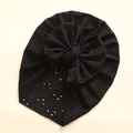 Detail von schwarzem Baby-Turban mit Hohlstickerei und einer großen dekorativen Schleife - Schwarz