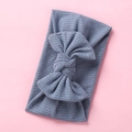Detalle de diadema para bebé de punto acanalado azul con un gran lazo elástico suave - Gris Pizarra