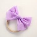 Dettaglio di fiocco in rete viola chiaro su morbida fascia in nylon per neonati - 10,5*7,5 cm / Viola