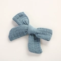Détail de la pince à cheveux double nœud en mousseline de coton bleu Morandi doux - 9.5*7 CM / Bleu