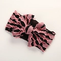 Detalle de diadema elástica para bebé hecha a mano con lazo rosa de volantes y banda negra - 16X8cm / Rosa Fuerte Y Negro